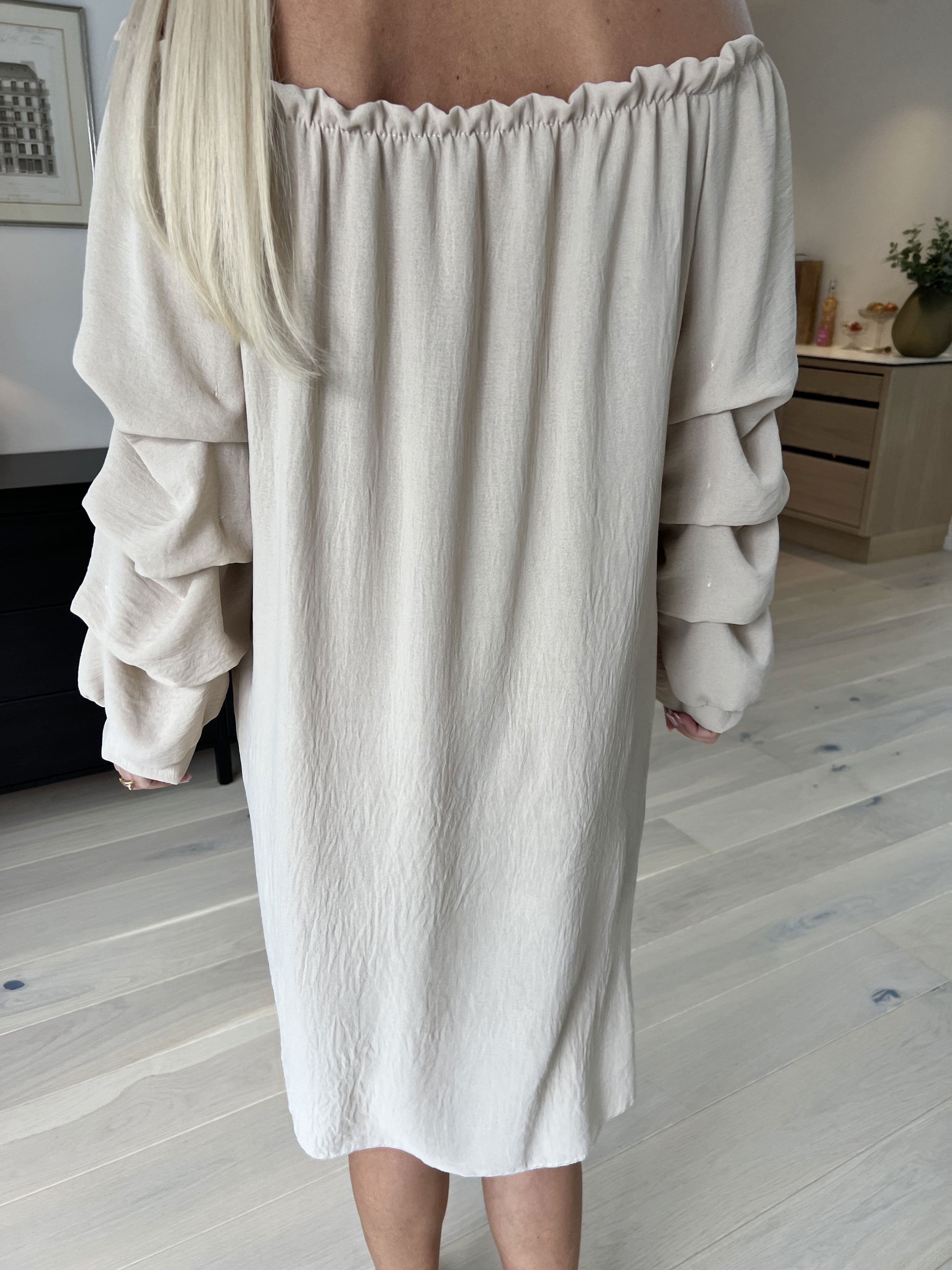 Joanna - Söt viskosklänning med rynkade ärmar